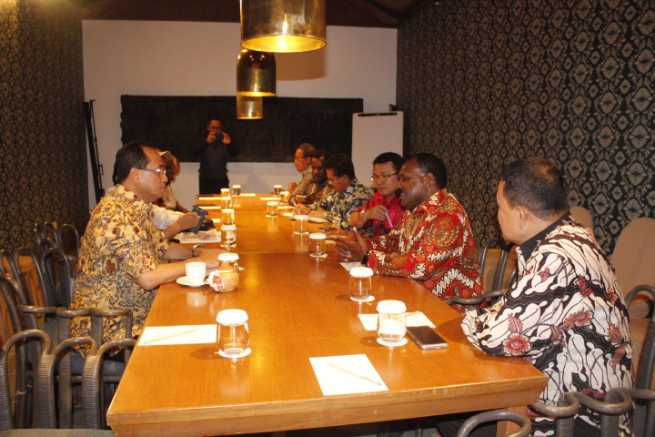 Bupati Puncak Gelar Pertemuan Dengan Menhub Soal Pesawat dan Pembangunan Lapter